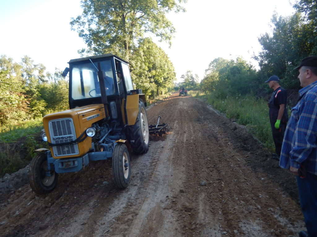 Budowa drogi w miejscowości Mlęcin