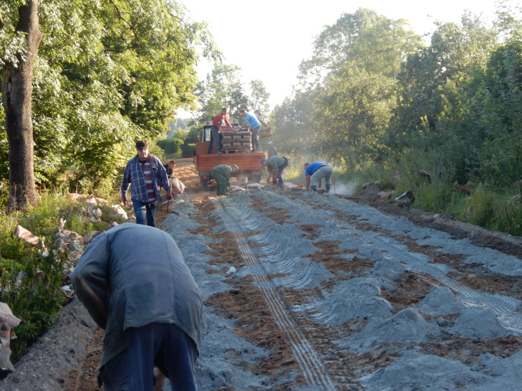 Budowa drogi w miejscowości Mlęcin